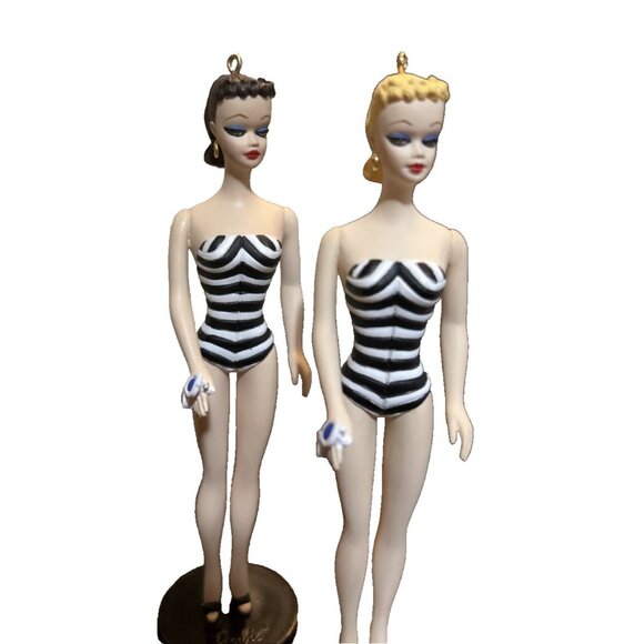 1995 Hallmark Collector’s Club Debut Ornament Barbie 1959 Brunette & Blonde - Picture 1 of 2